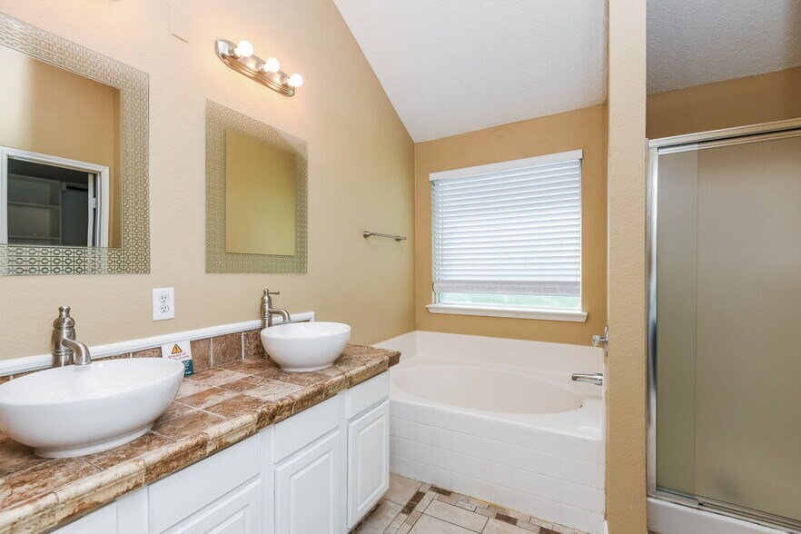 Building Photo - 1025 McKavett Dr
