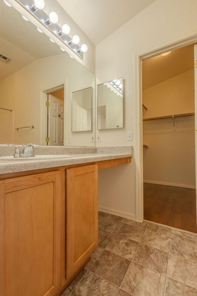 Building Photo - 3 Bedroom 2 Bathroom