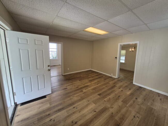 Building Photo - 526 Corwin St