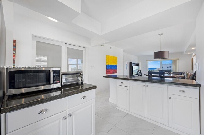 Building Photo - 1620 N Ocean Blvd