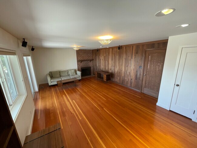 Building Photo - 1915 Oakview Dr