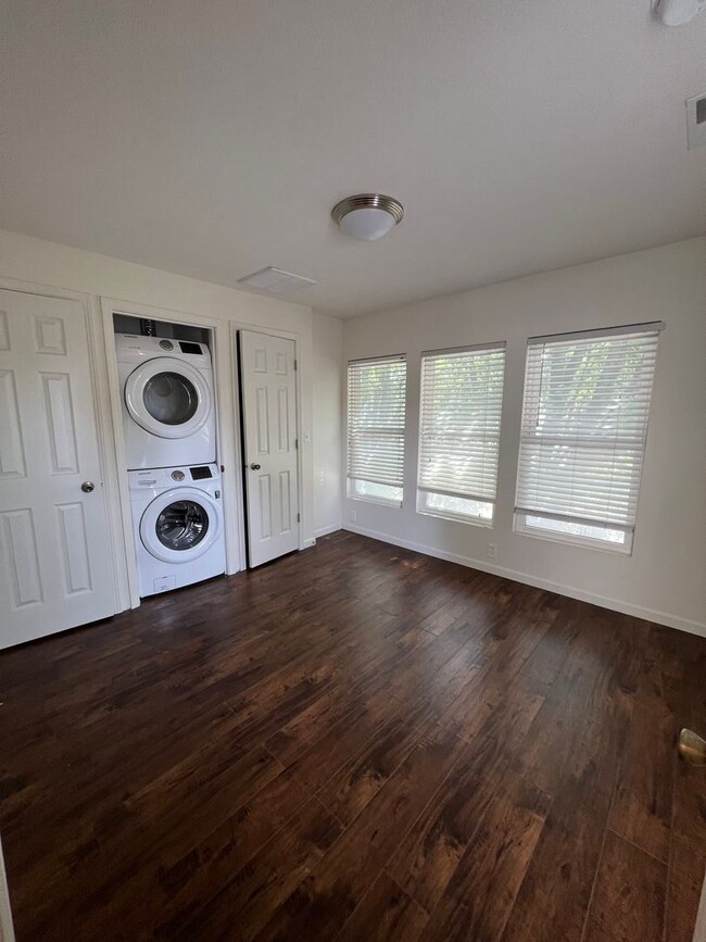 Building Photo - 1 Bedroom Avail August 2025; $895 Monthly ...