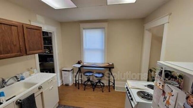 Building Photo - 617 E 8th St