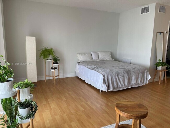 Building Photo - 1455 N Treasure Dr