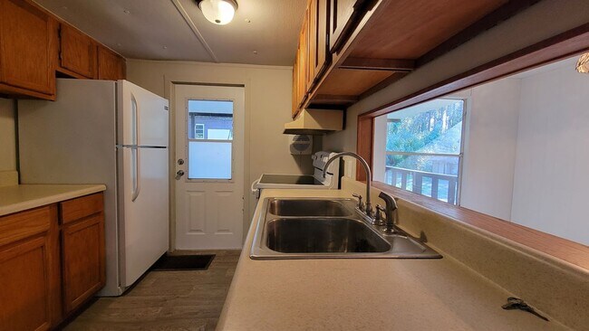 Building Photo - FULLY FENCED! 3 bedroom, 1 bath home plus a covered deck