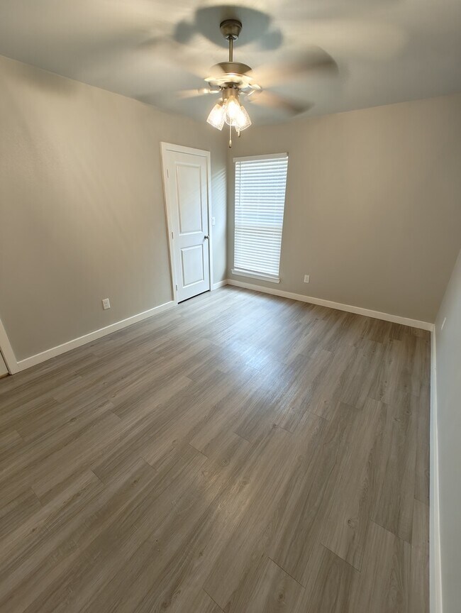 Building Photo - 3 bed 2 bath in Lone Star Trails!