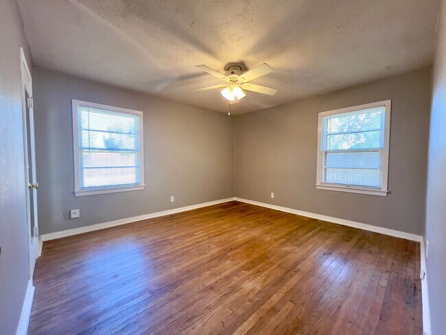 Building Photo - MOVE-IN SPECIAL: Recently Remodeled 3/2/1