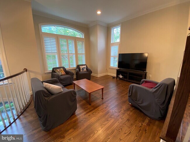 Building Photo - Bright & Spacious End-Unit Townhouse with Two-Car Garage!