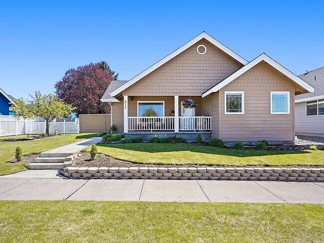 Building Photo - Spacious Prineville Home with Large Backyard!