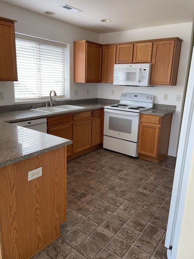 Building Photo - Charming 3 Bed 2 Bath Medford Townhome