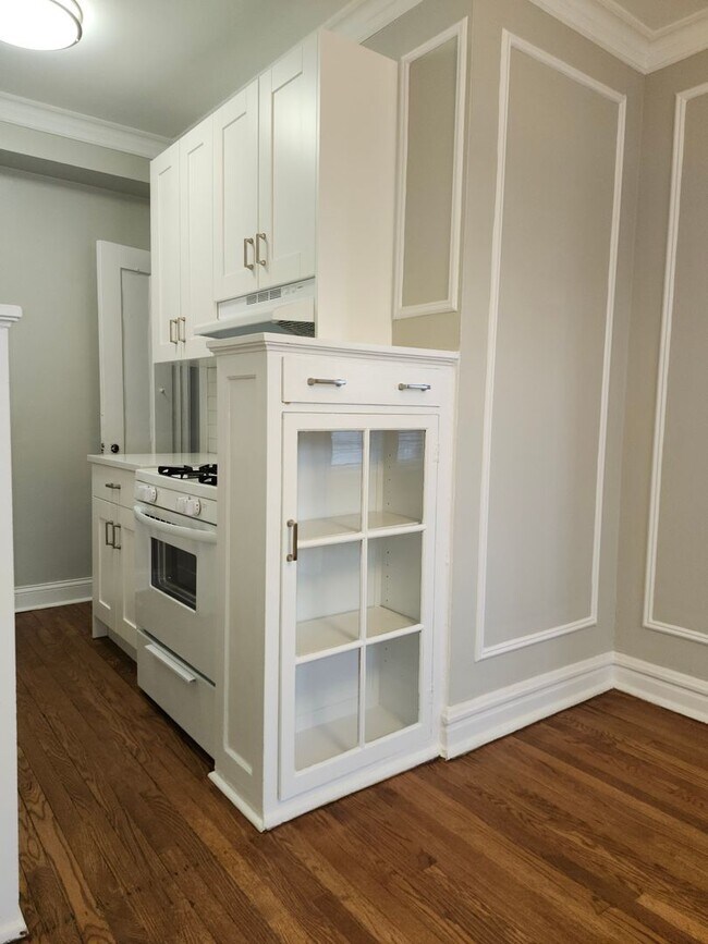 Building Photo - Edgewater Studio with Heat and Cooking Gas Included ~ No Security Deposit ~ Cat Friendly