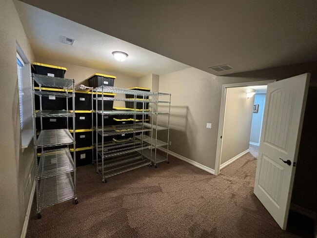 Building Photo - Stunning 5 Bedroom 3 Bathroom Home in Johnstown with Finished Basement!