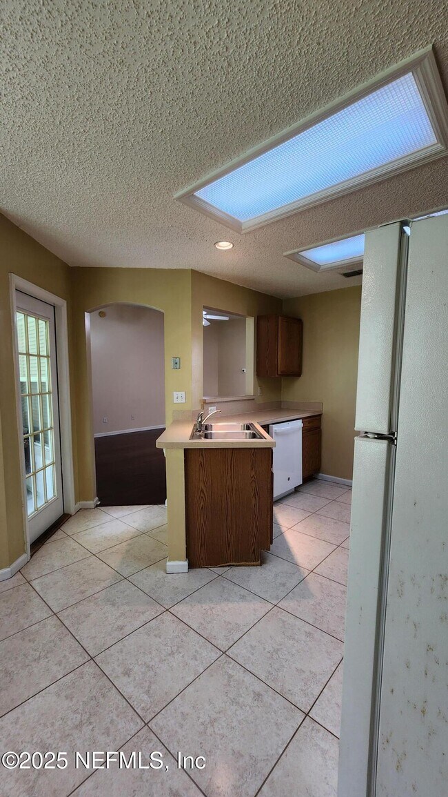 Building Photo - 256 Southlake Dr