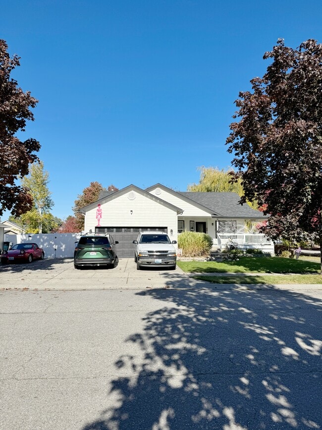Building Photo - 1923 W Hampson Ave