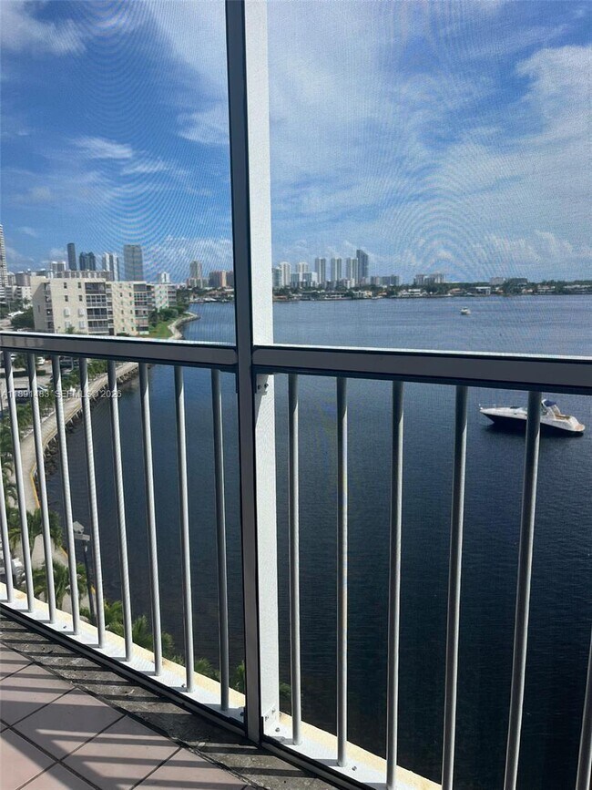 Building Photo - 2910 Point E Dr