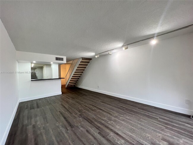 Primary Photo - 9210 Fontainebleau Blvd