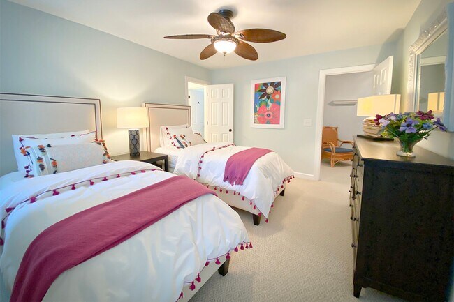 Building Photo - Beautifully FURNISHED Off Season 3bd/2.5 BA Single Family Home