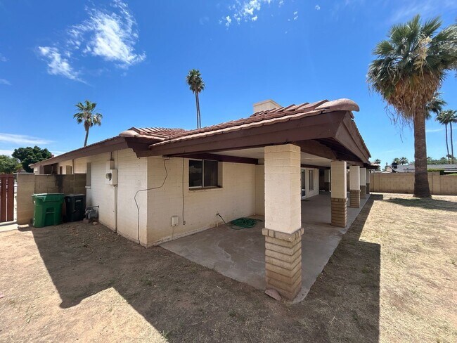 Building Photo - 570 N Villa Nueva Dr