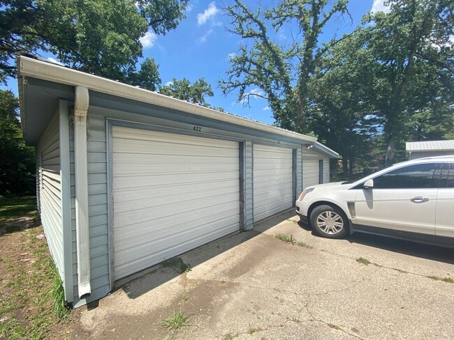 Building Photo - 3 bedroom 1 bath DUPLEX