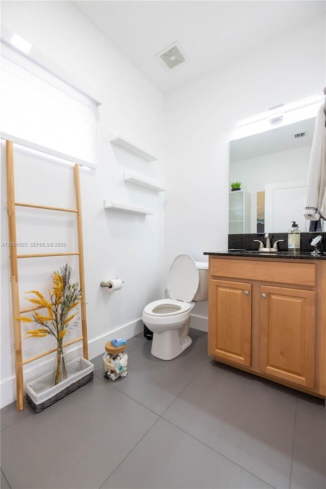 Building Photo - 345 NE 194th Ln