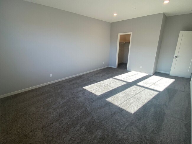 Building Photo - Brand New Home