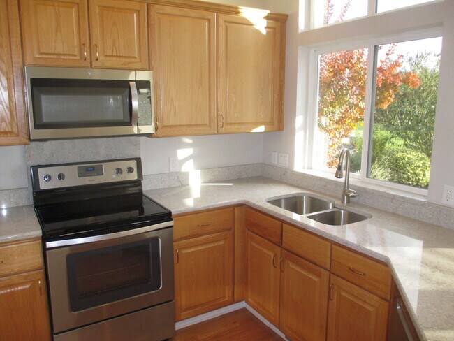Building Photo - South Salem Home on Creekside Golf Course