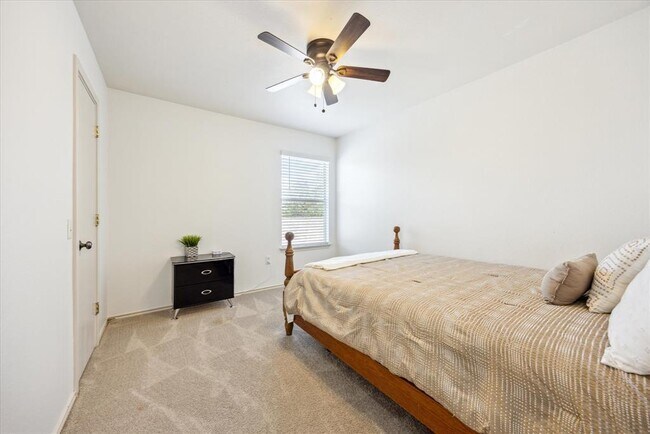 Building Photo - 8710 Davis Oaks Trail