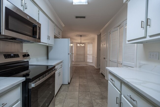 Building Photo - 3/2 Townhouse near USA! GATED! Students Welcome!