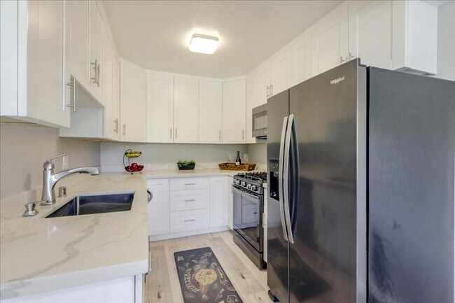 Building Photo - Remodeled unit with views