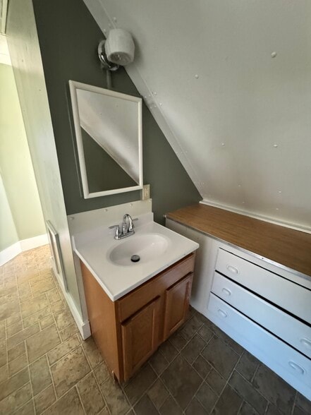 Building Photo - 96 Frost St