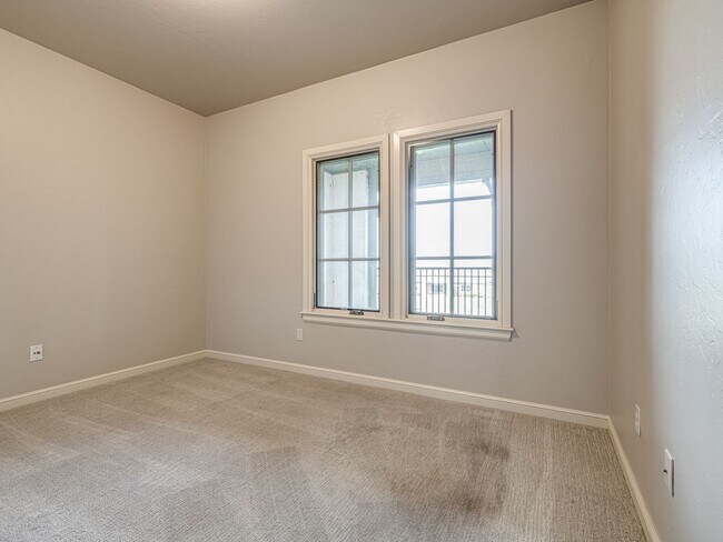 Building Photo - Luxury Townhome in Edmond + Near Rose Cree...