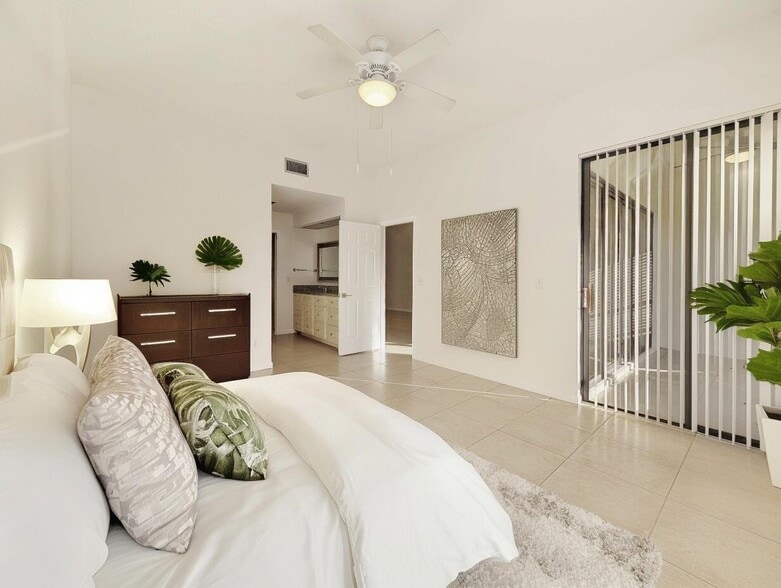 Building Photo - 7535 La Paz Blvd