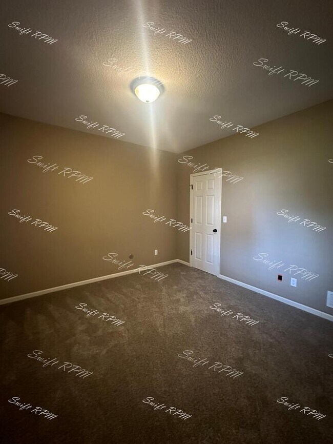 Building Photo - 9030 Meadow View Dr