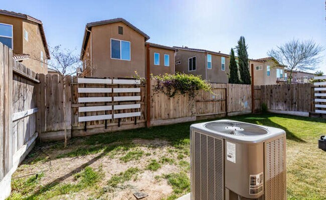 Building Photo - Charming Riverstone Home with Spacious Kitchen Island & Private Backyard & Solar