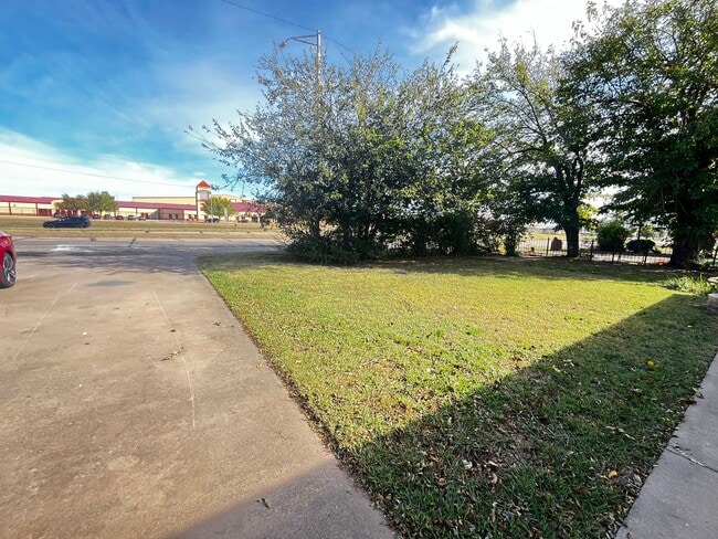 Building Photo - 1204 NW Fort Sill Blvd
