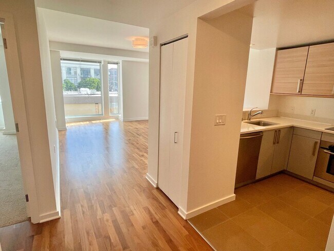 Building Photo - Full Service Luxury Living w/City Views, I...