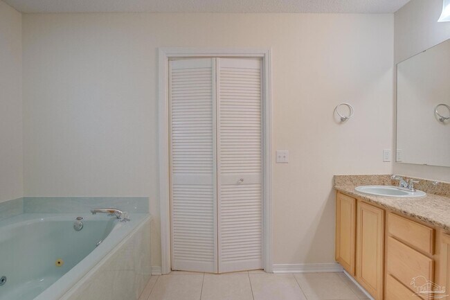 Building Photo - 3012 Classic Dr