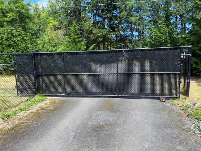 Building Photo - Wonderful Spacious 3-Bedroom 3 Bath with Over an Acre of Land with a Private Gate!