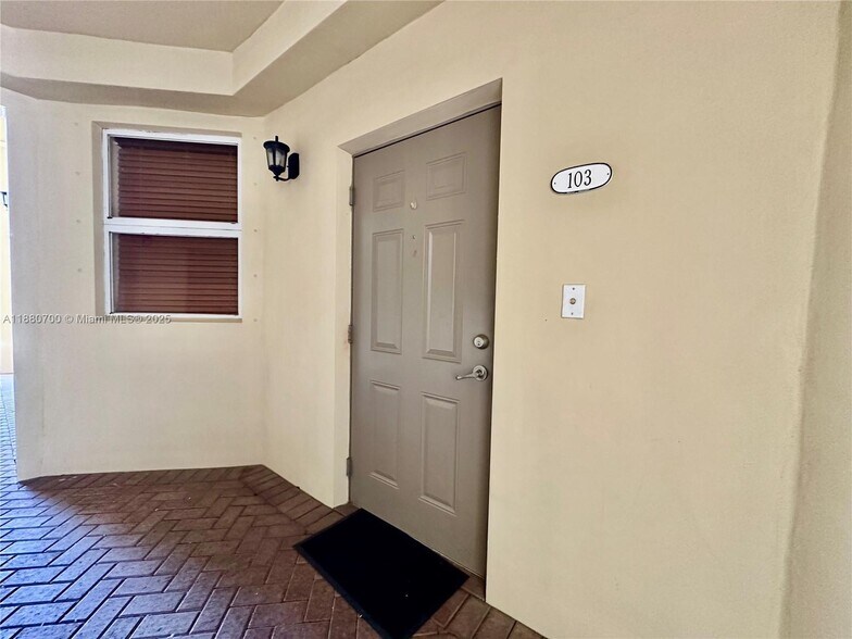 Building Photo - 10870 NW 88th Ter