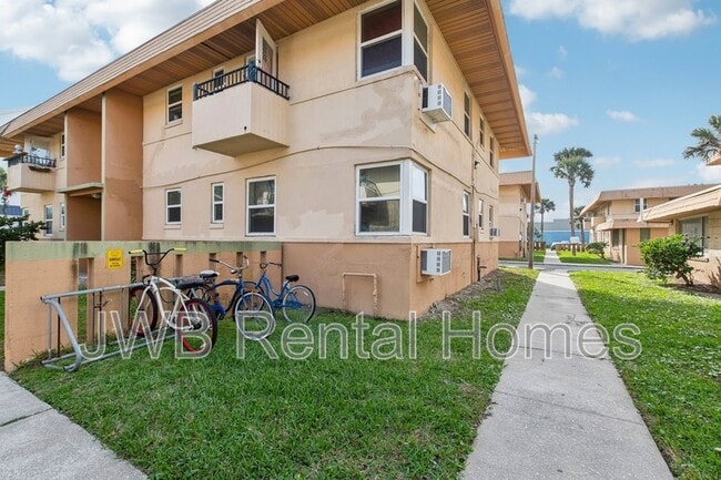 Building Photo - 226 16th Ave N