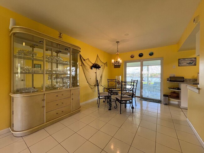 Building Photo - $3,300/month ** Short Term / Seasonal - Furnished ** 2 Bed / 1.5 Bath - Lakefront ** Single Famil...