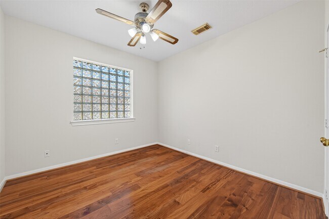 Building Photo - 8023 Oakwood Hollow St