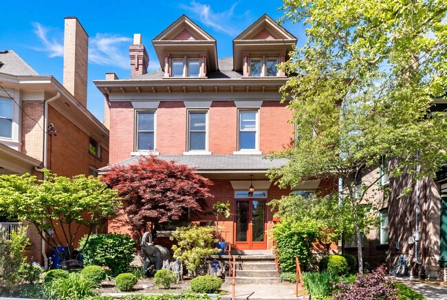 Building Photo - Stunning 5 Bedroom 2.5 Bathroom Home in Squirrel Hill