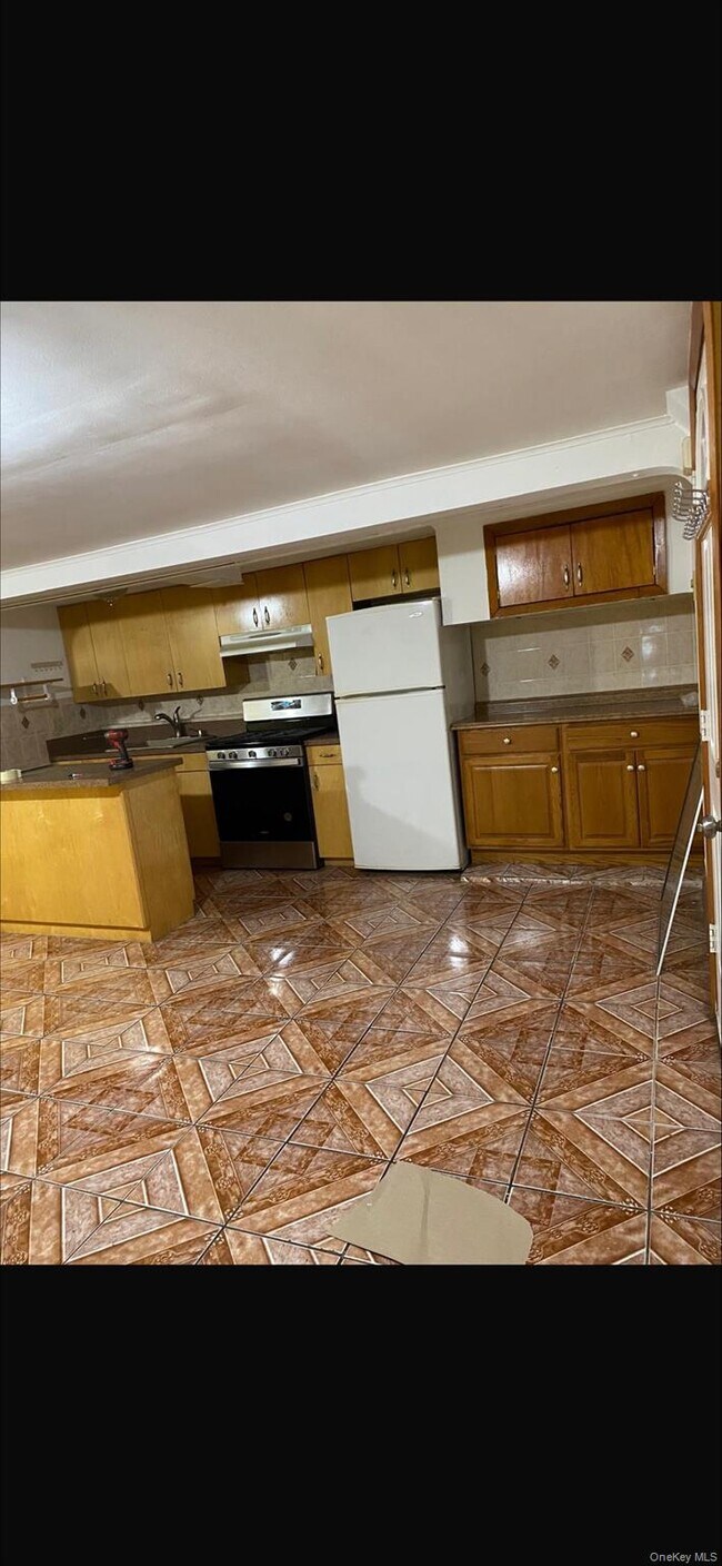 Building Photo - 25-36-36 76th St