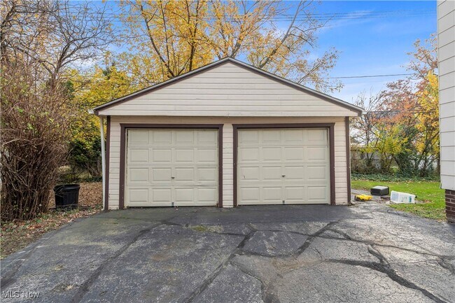 Building Photo - 19792 Pasnow Ave