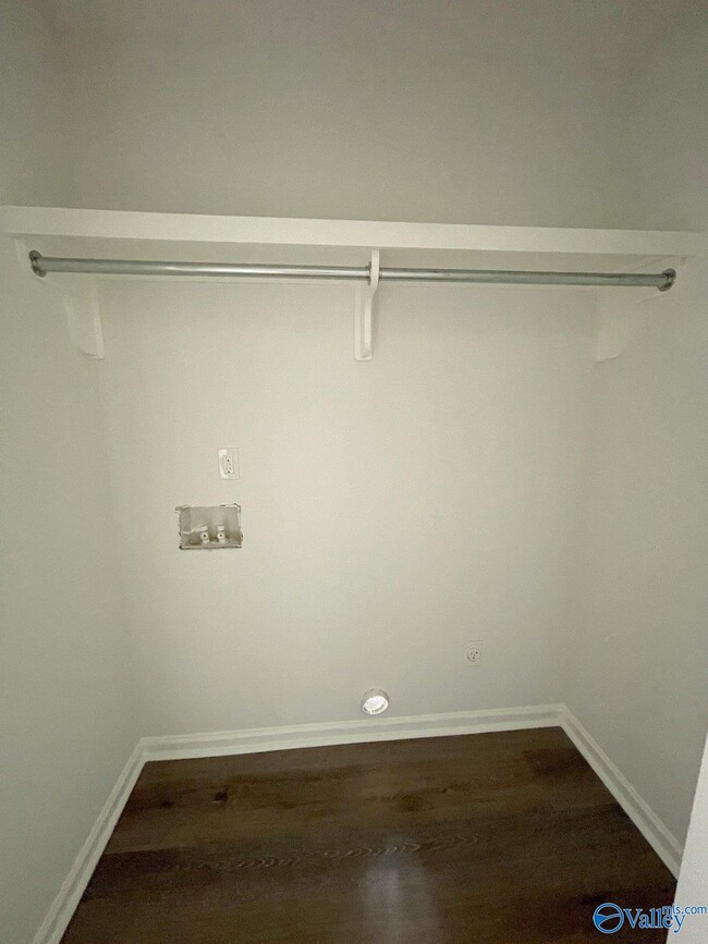 Building Photo - 100 Brook Glen Dr