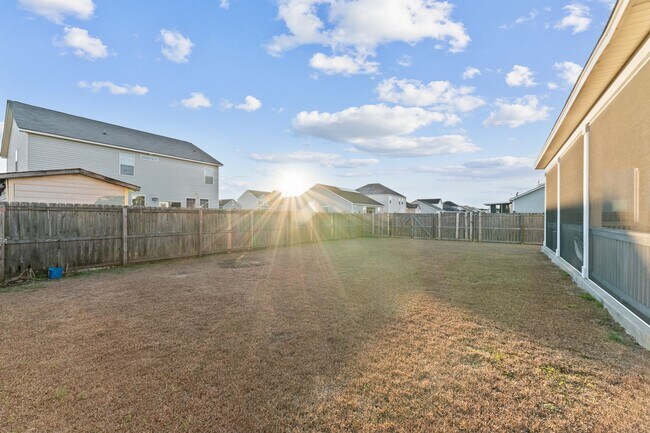 Building Photo - 3 BD 2.5 BA | Charming Home