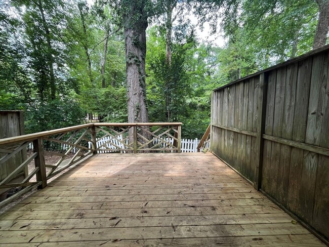 Building Photo - Cozy Deck with view of Creek! Large Bedroo...