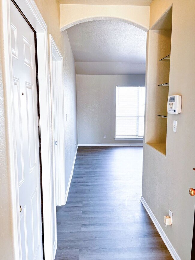 Building Photo - 3307 Southhill Dr
