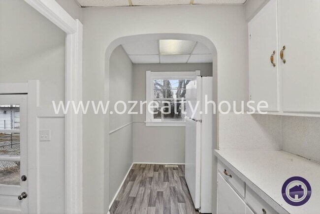 Building Photo - 2032 Barrows St